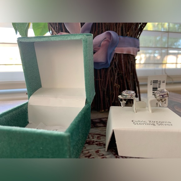NWT Nanette Lepore Cubic Zirconia Sterling Silver Stud Earrings Velvet Gift Box - Picture 2 of 4